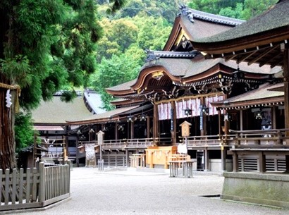 Situé au pied du mont Miwa où l’empereur Jimmu et ses partisans se sont installés dans la préfecture de Nara, le sanctuaire d’Omiwa est le plus ancien sanctuaire shintoïste du Japon et le sanctuaire des brasseurs de saké. Photo © DR